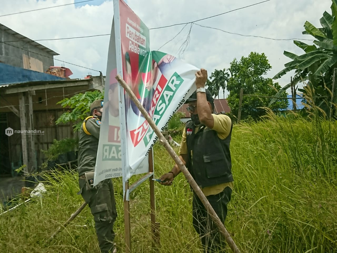 Bawaslu Pelalawan Tertibkan APK Paslon