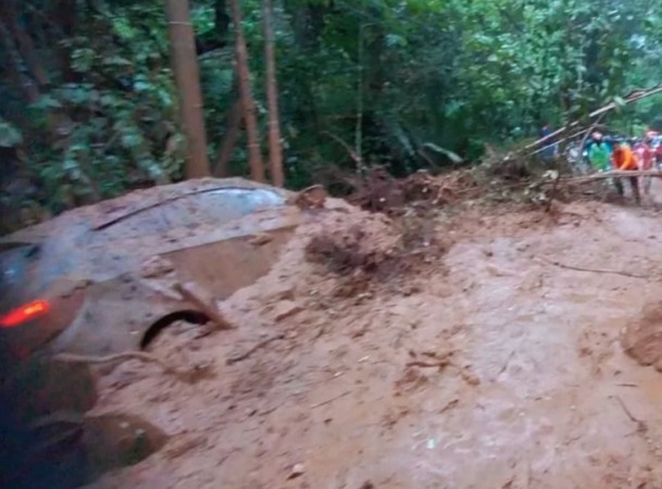 Tanah Longsor, Akses Jalan Sumbar-Riau Terapkan Sistem Buka-Tutup