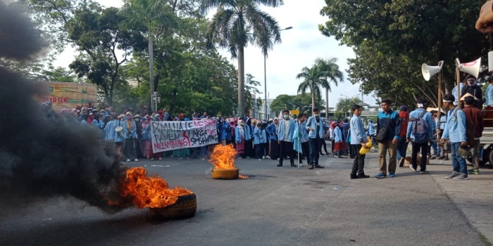Blokade Jalan, Mahasiswa Unjuk Rasa di Depan Gedung DPRD Riau