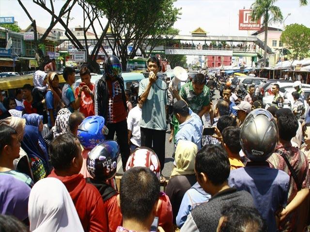 Pedagang Plaza Sukaramai  Blokir Jalan Sudirman