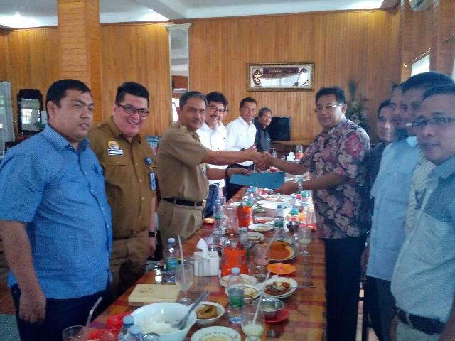 Ketum IKA UR Serahkan Susunan Pengurus ke Rektor