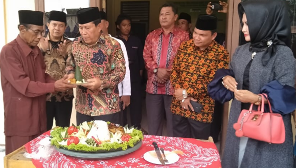 Bupati Rohul Didaulat Memotong Tumpeng HUT Desa Muara Jaya ke-36