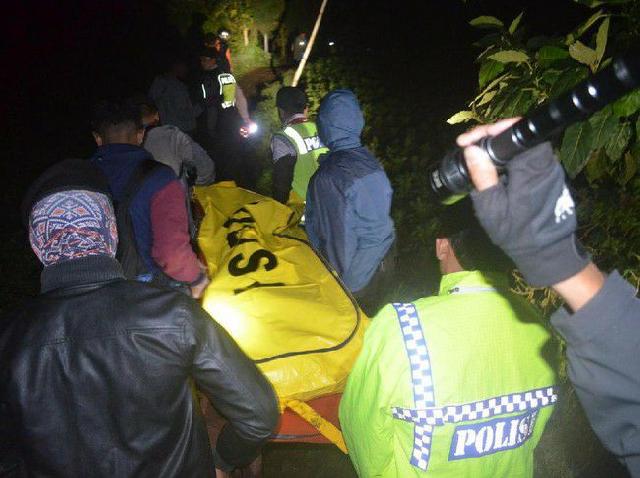Tim SAR Evakuasi 11 Korban Tersambar Petir di Gunung Prau