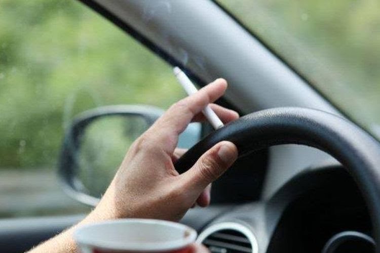 Wajib Tahu, Ini Akibat Buruk Merokok dalam Mobil