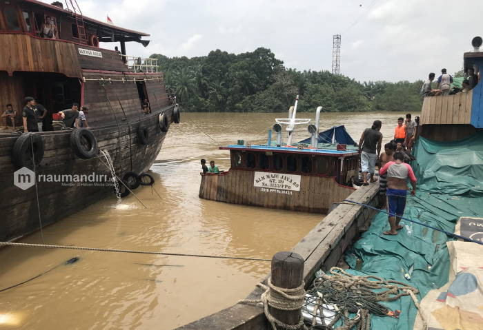 Pelajar di Perawang Tewas Tenggelam Saat Ambil Sembako di Lambung Kapal Karam