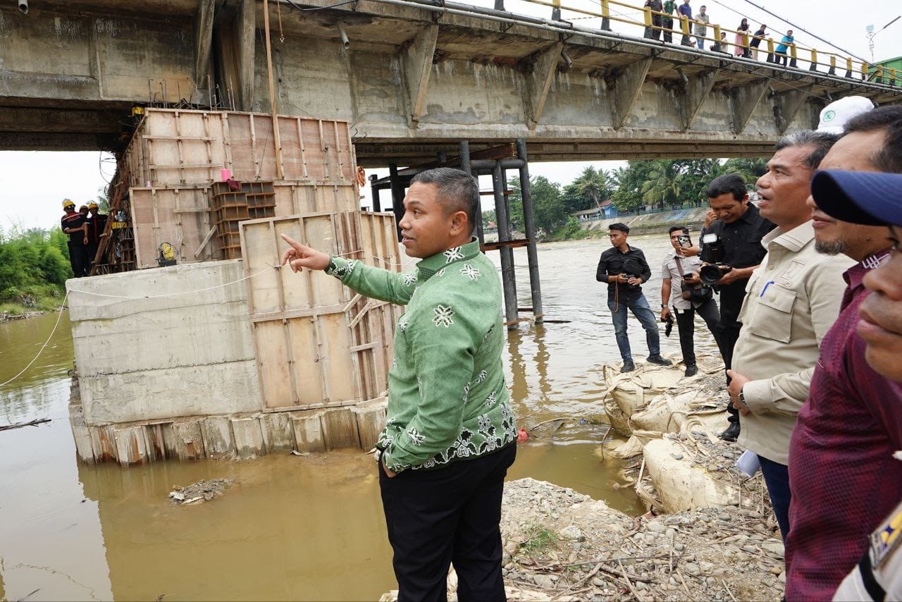 Tinjau Progres Perbaikan Jembatan Sungai Rokan, Gubri Wahid Pastikan Segera Fungsional