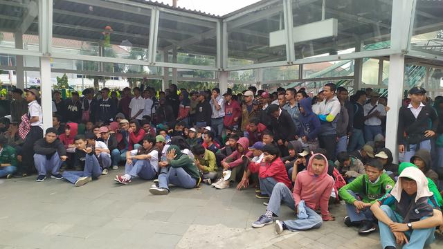 Polisi Tangkapi Ratusan Pelajar yang Hendak Ikut Demo Bersama Mahasiswa