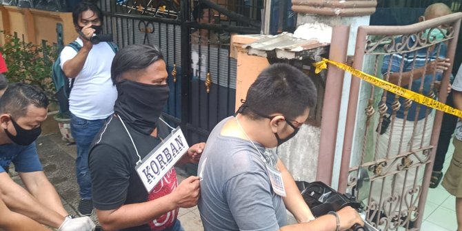 Lima Orang Diborgol Peragakan Pembunuhan Sadis terhadap Elvina di Medan