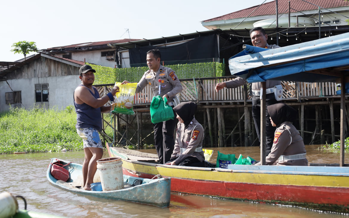 Sapa Nelayan di Sungai Siak, Satlantas Polresta Pekanbaru Berbagi Sembako