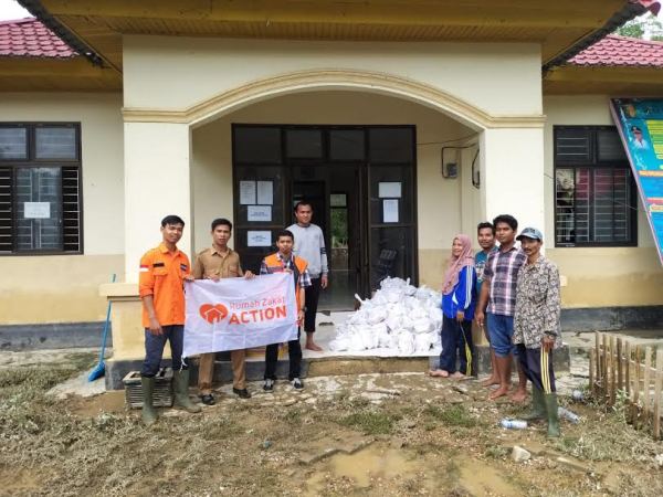 Rumah Zakat Serahkan 320 Paket Superqurban dan Sembako untuk Warga Terdampak Banjir Kuansing