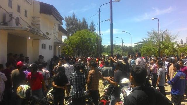 Tewas Setelah Diamankan Polisi, Ribuan Warga Meranti Turun ke Jalan