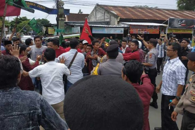 Aksi Tolak Jokowi di Mataram Ricuh, Satu Polisi Terluka