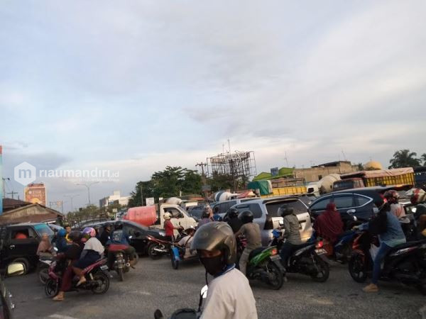 Simpang Garuda Sakti Pekanbaru Macet, Warga: Polisi Cuma Foto-foto