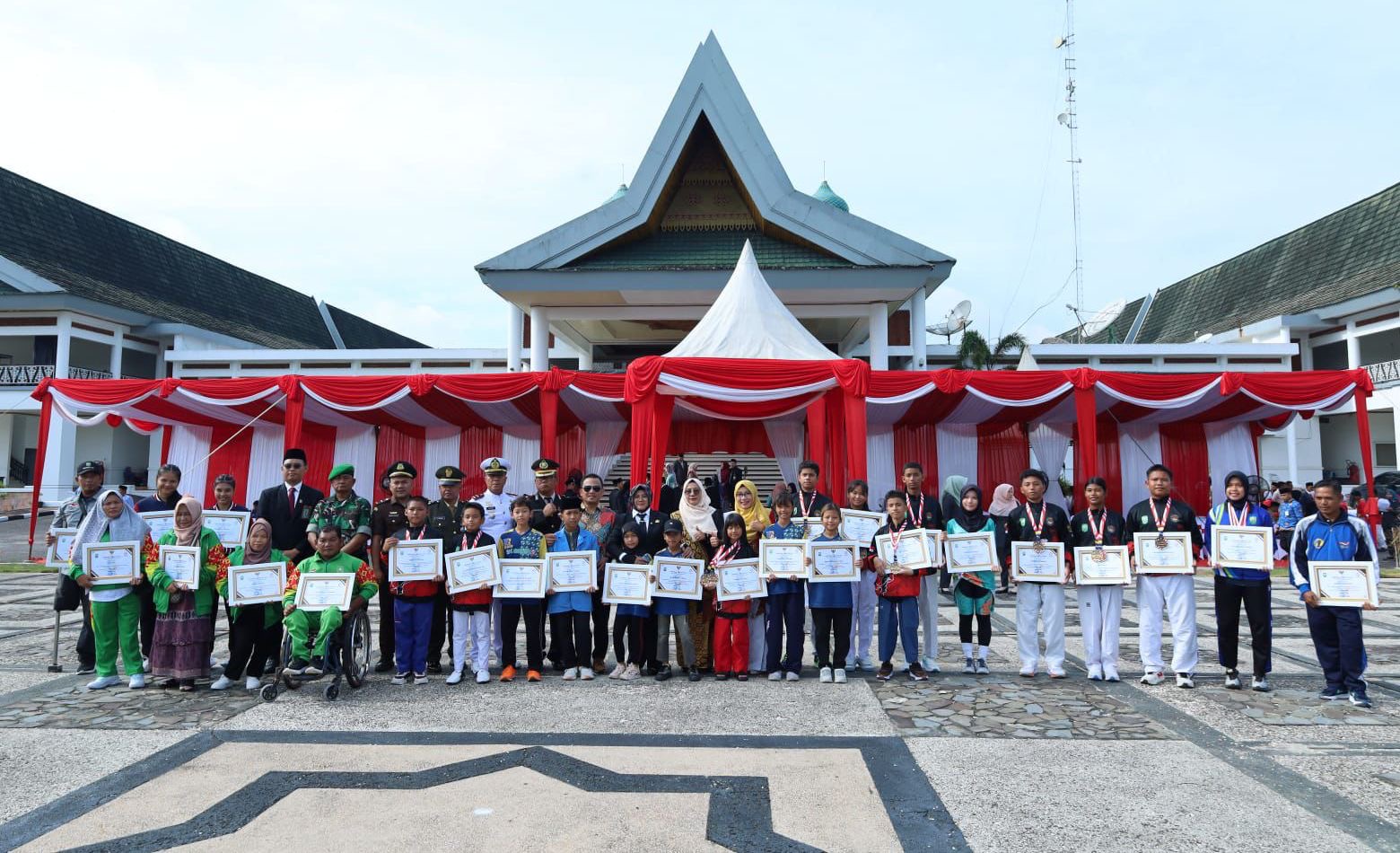 Bupati Afni Beri Penghargaan bagi Pemuda Siak Berprestasi