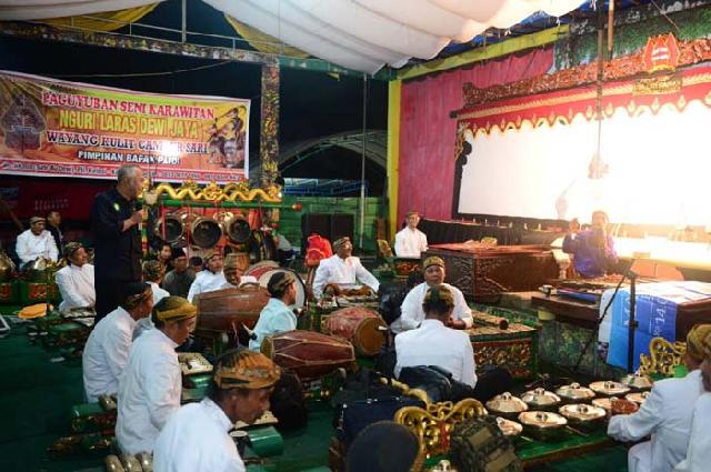 Bersama Ratusan Warga Suku Jawa, Andi Rachman Nobar Wayang