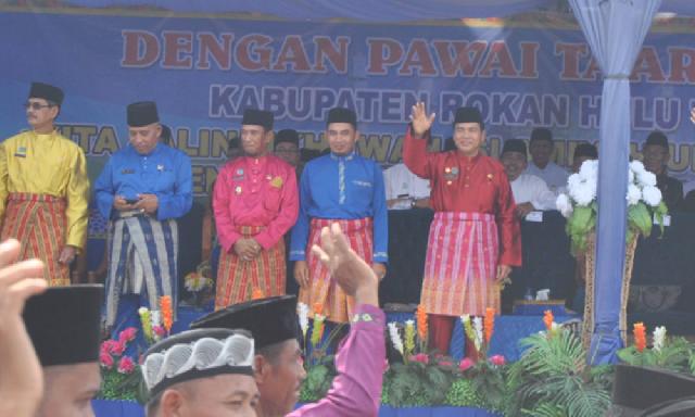 Warga Padati  Jalan Sepanjang 2 Km