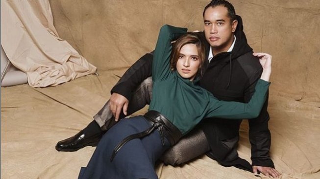 Ini Reaksi Ardi Bakrie Ketika Nia Ramadhani Jadi Cover 3 Majalah