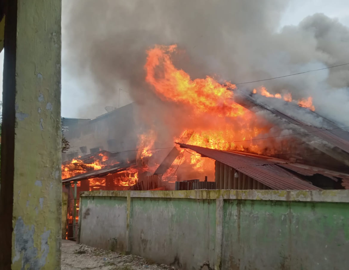 Damkar Kerahkan 5 Unit Damkar untuk Padamkan Kebakaran di Hang Jebat