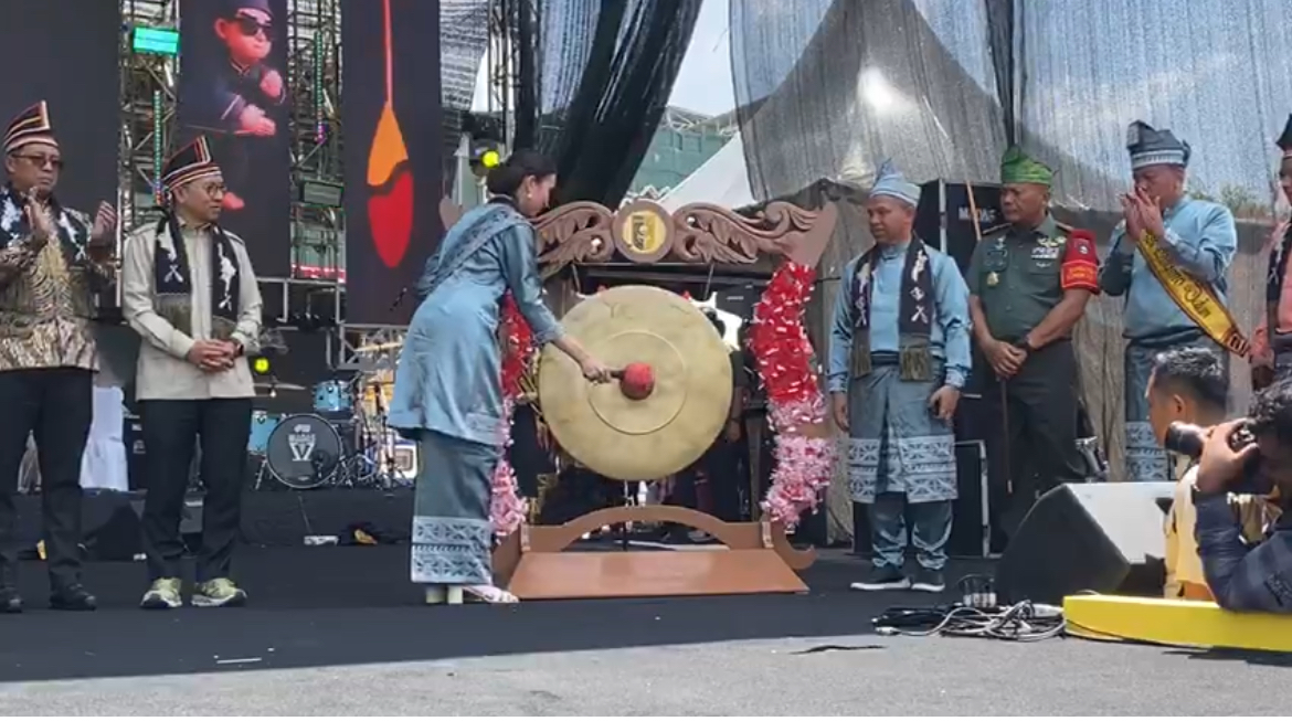 Ditandai Pemukulan Gong Oleh Menpar Widiyanti: Festival Pacu Jalur 2025 Dibuka