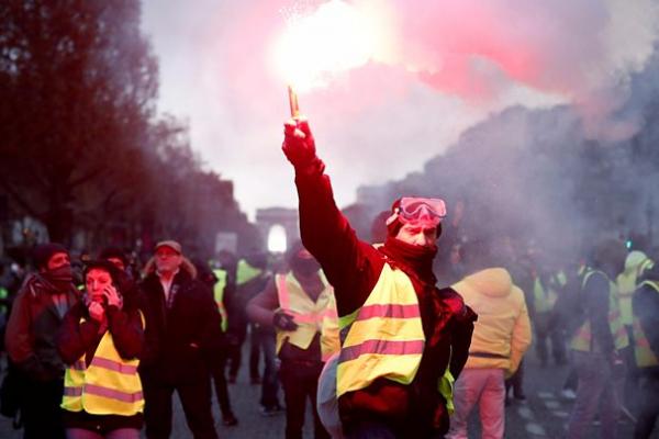 Kota Paris Disterilkan, Polisi Tangkap 1.000 Demonstran Rompi Kuning