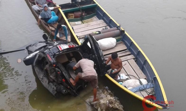 Minibus Jenis CRV Terjun ke Sungai Kampar di Desa Merangin