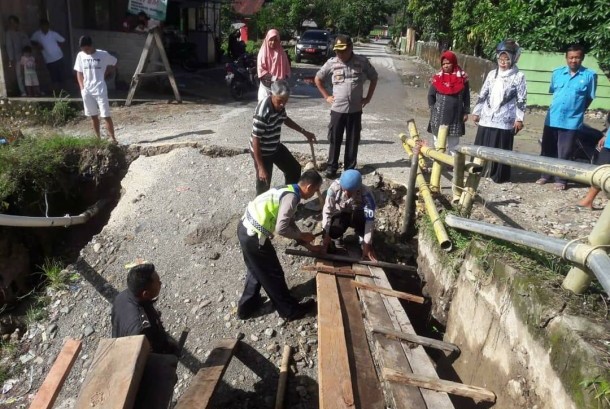Wagub Sumbar Serahkan Bantuan Rp635 Juta untuk Korban Banjir Bandang