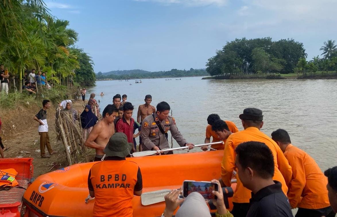 Sampan Terbalik Saat Nyebrang di Sungai Kampar, Penumpang Balita Belum Ditemukan