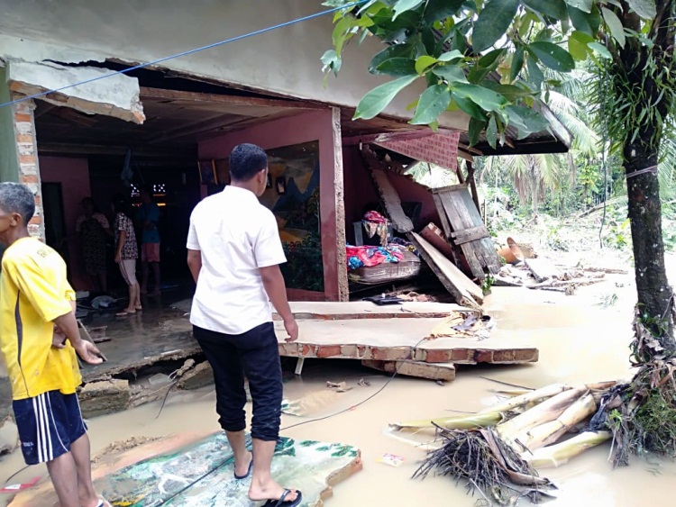 Ratusan Rumah di Kuansing Diterjang Banjir Bandang, Jembatan Trans Sumatera–Jawa Rusak