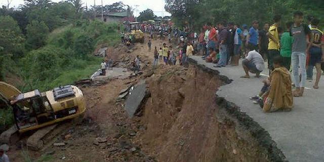 Wabup Tinjau Rumah Tertimbun Longsor di Lubuk Ambacang