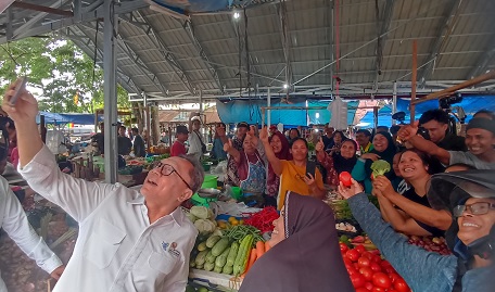 Kunjungi Pasar Palapa Pekanbaru, Mendag Zulhas Berikan Beras Gratis