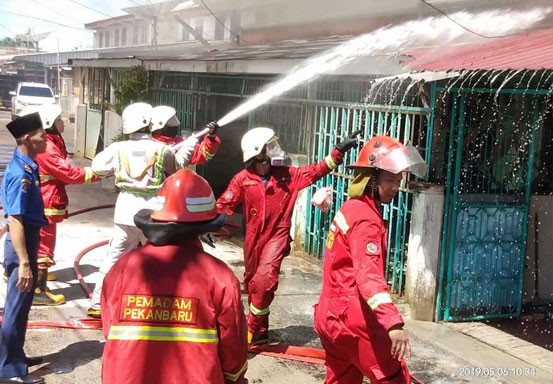 Rumah Kawasan Padat Penduduk Terbakar di Jalan Riau Pekanbaru