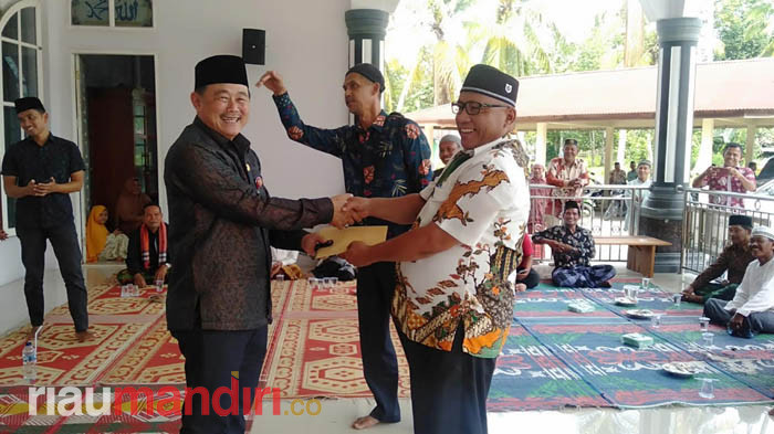 Masyarakat Beringin Jaya Kuansing Terima Bantuan 1 Unit Ambulans dari Haji Halim