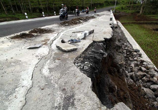 Akses Jalan Lintas Pesisir Rusak Berat