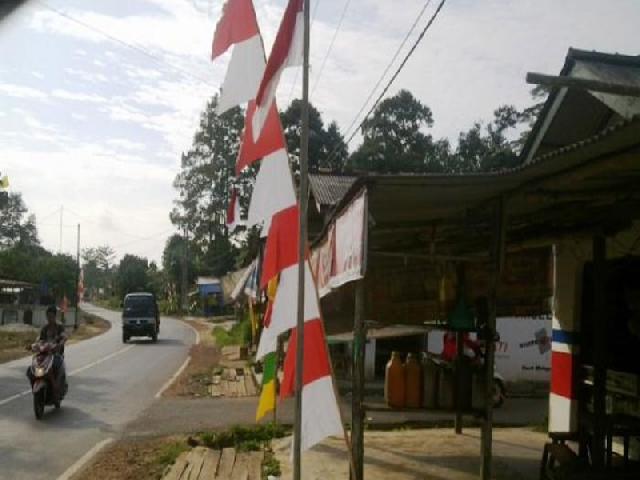 Camat Rambah Imbau Warga Pasang Bendera
