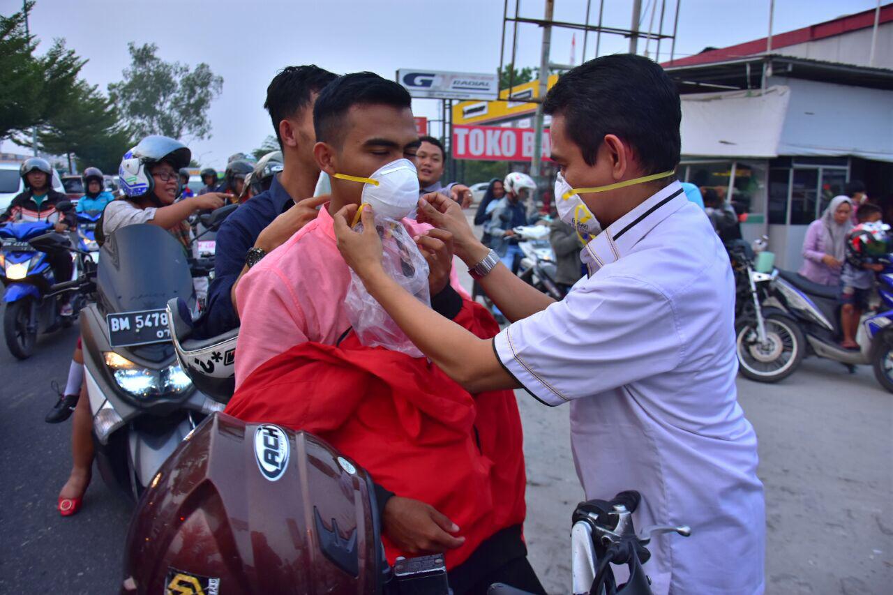 PKS Riau Buka Posko Penanggulangan Dampak Asap, Hendry Munief Pimpin Aksi Bagi-bagi Masker