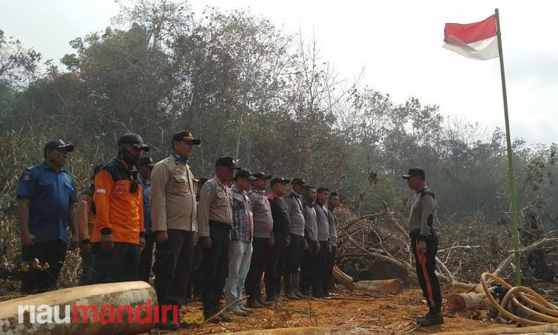 Tim Gabungan Kibarkan Merah Putih di Lokasi Karhutla Meranti