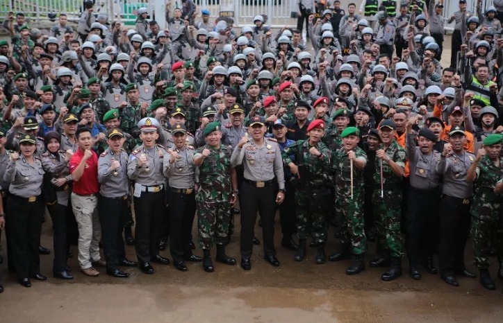 2.300 Polisi-TNI Amankan Jalan Sehat Bersama Ahmad Dhani-Neno Warisman di Solo