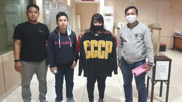 Kasir Kafe Pakai Kaus Berlogo Palu Arit dari Korea, Sempat Diamankan Polisi, Lalu Dilepas