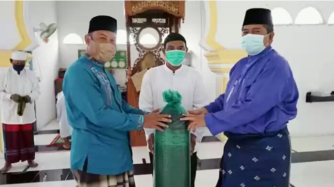 Salat Jumat di Masjid Al-Falah Kampung Paluh, Bupati Siak Alfedri Ingatkan Warga Terus Patuhi Prokes