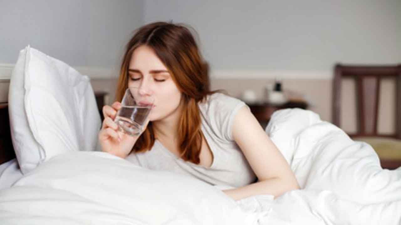 5 Manfaat Sehat Minum Air Putih pada Pagi Hari