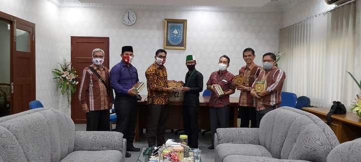 Alumni HMI di KPU Se-Riau Wakafkan Puluhan Alquran Dukung Program Badko Riau-Kepri