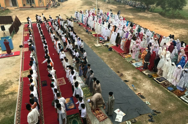 Mengharapkan Allah Turunkan Hujan, Ratusan Siswa SMP Islam Al Hafit Salat Istisqa