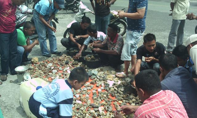 Pedagang Batu Akik Masih Marak