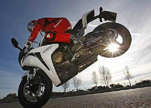 3 Teknik Pengereman Motor yang Sebaiknya Anda Tahu