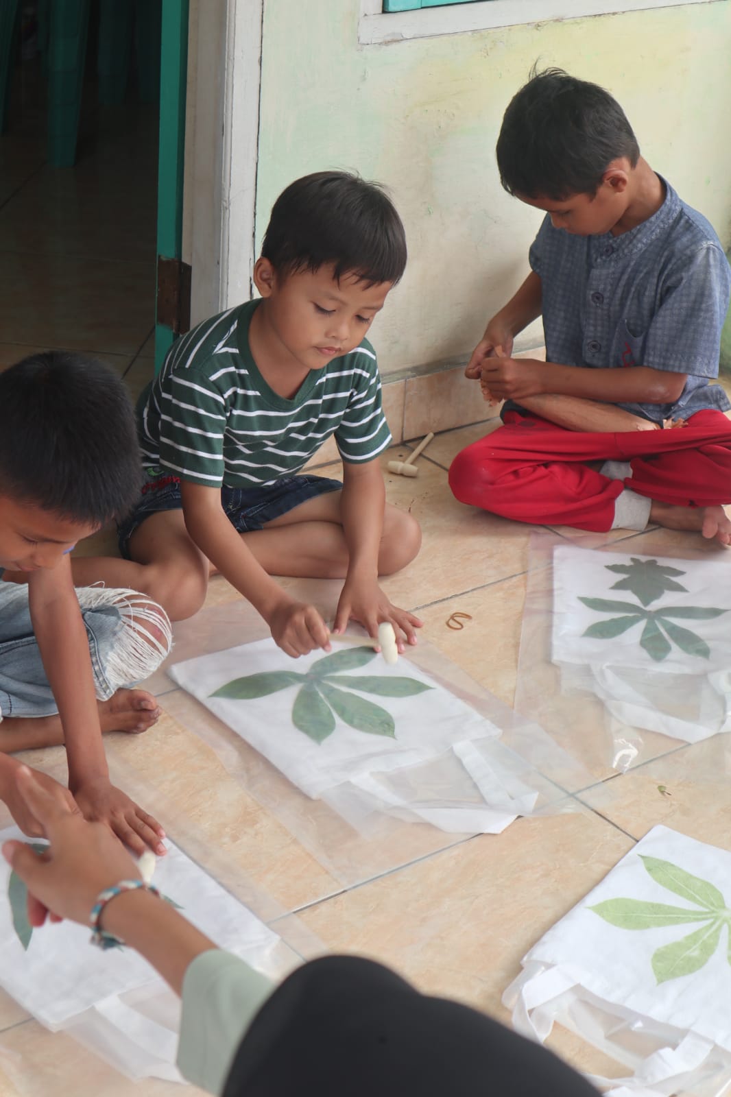 Mahasiswa KKN Umri 2023 Berikan Wawasan Eco-Print ke Anak-Anak
