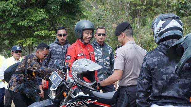 Jokowi Naik Motor Custom Kunker ke Perbatasan RI-Malaysia