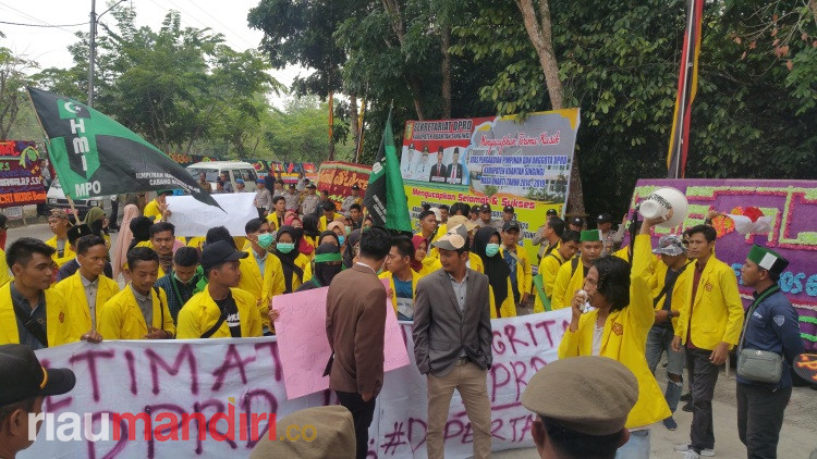 Pelantikan Anggota DPRD Kuansing Diwarnai Unjuk Rasa