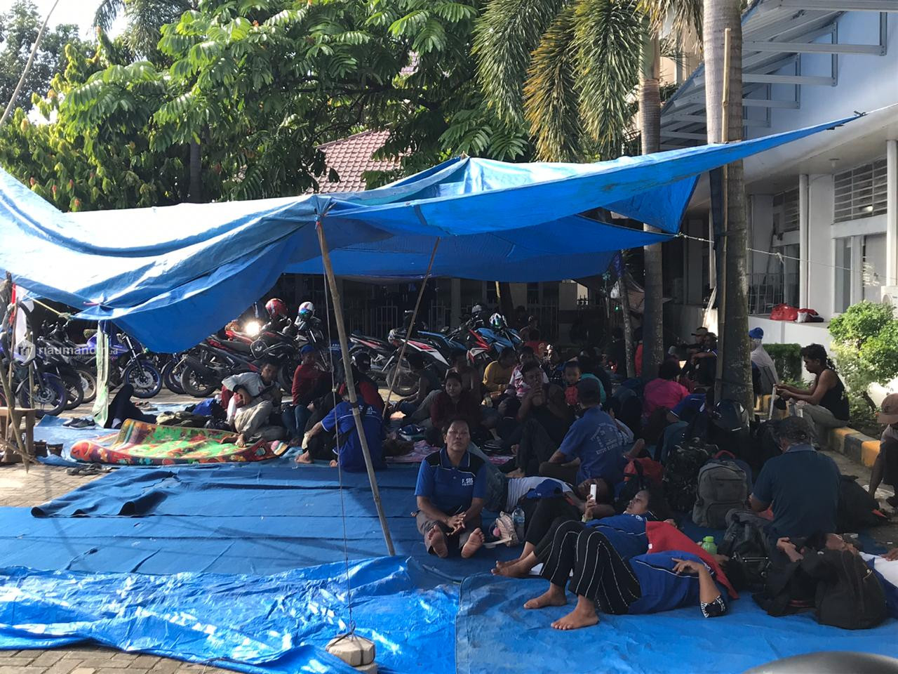 Ratusan Buruh PT Padasa Enam Utama Kampar Duduki Kantor Disnakertrans Riau