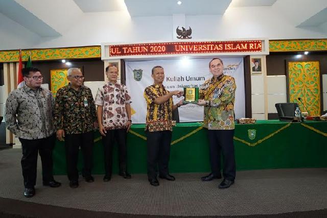 Usai Kuliah Umum, Mahasiswa UIR Peroleh Doorprize Tabungan dari Bank Syariah Mandiri