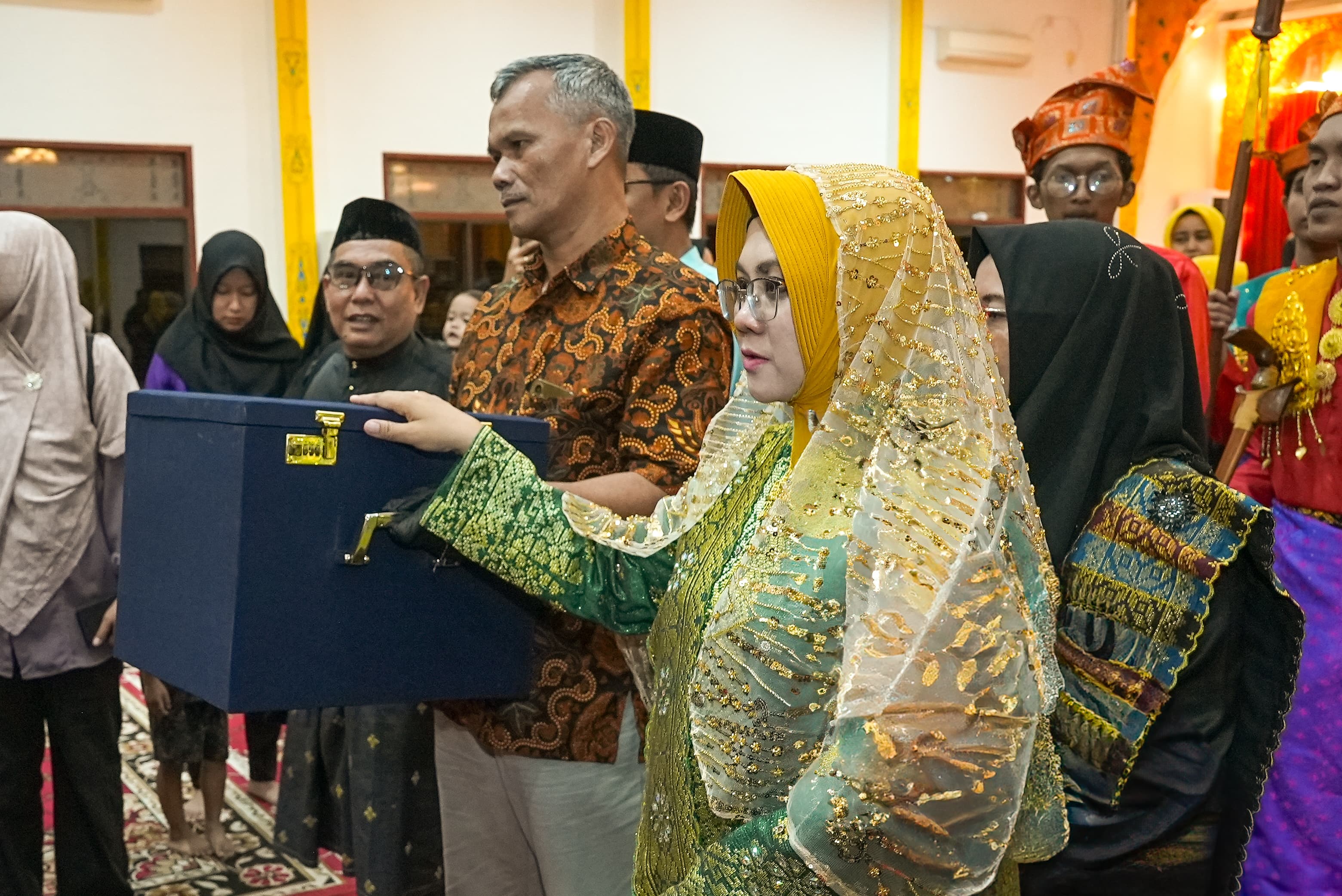 Bupati Afni Terharu Sambut Kedatangan Mahkota Kerajaan Siak